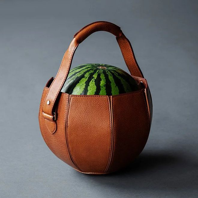 【设计邦·器】专门装西瓜的真皮手袋 你见过么(图1)