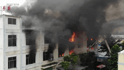 广西梧州消防：某箱包厂发生火灾致一人遇难起火原因正调查(图1)