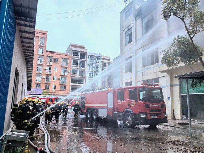 广西梧州消防：某箱包厂发生火灾致一人遇难起火原因正调查(图2)