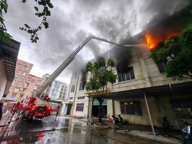 广西梧州消防：某箱包厂发生火灾致一人遇难起火原因正调查(图6)